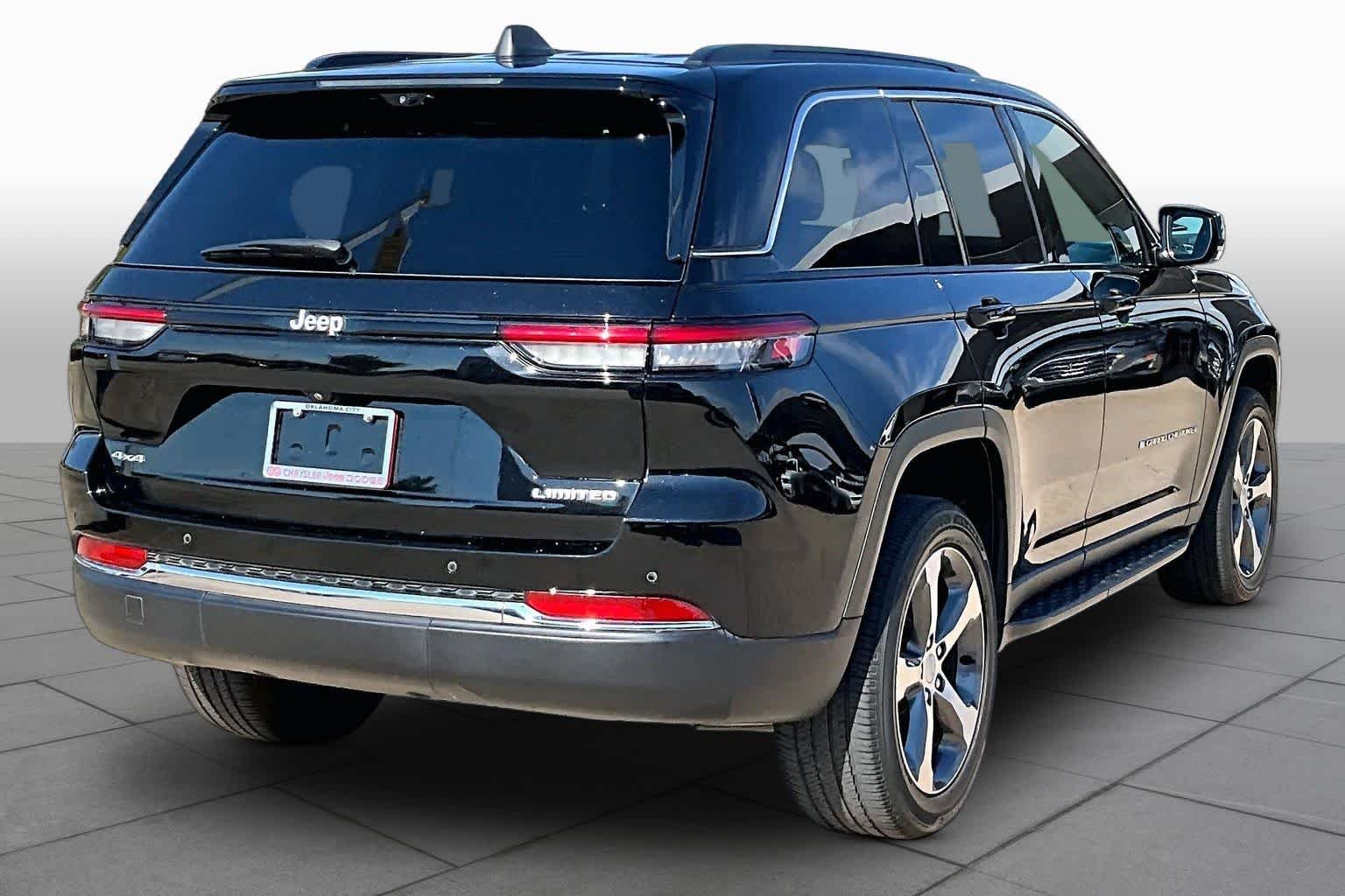 Used 2025 Diamond Black Crystal Pearlcoat Jeep Limited image 14