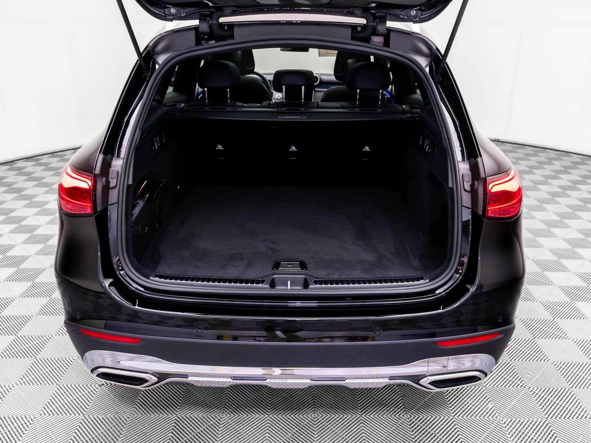 New 2026 Black Mercedes-Benz GLC 300 image 32