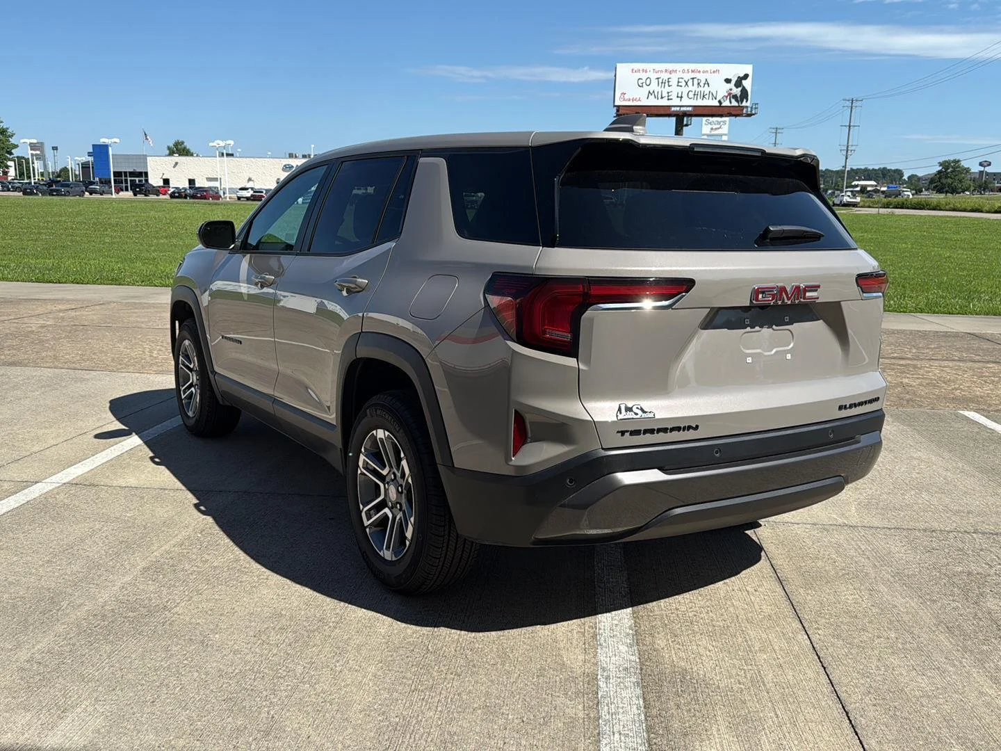 Used 2026 Riverstone Metallic GMC FWD Elevation image 9