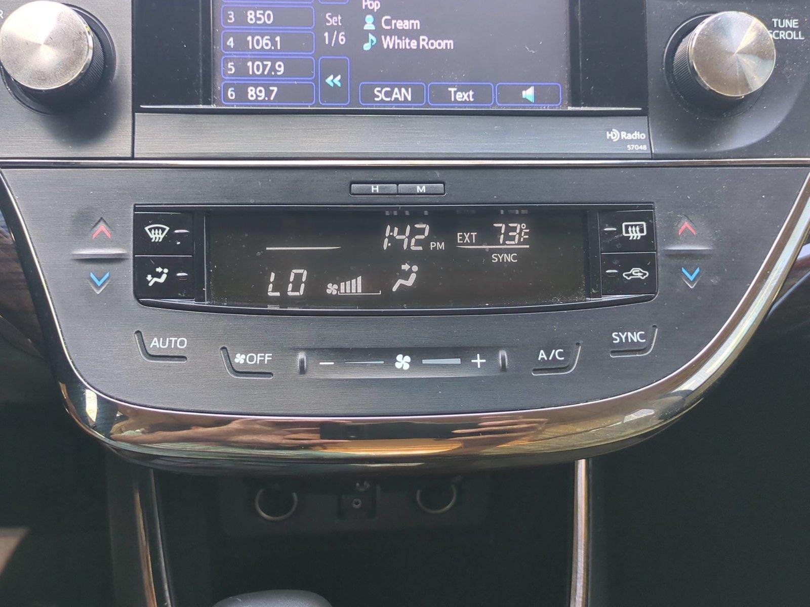Used 2013  Toyota XLE Touring image 26