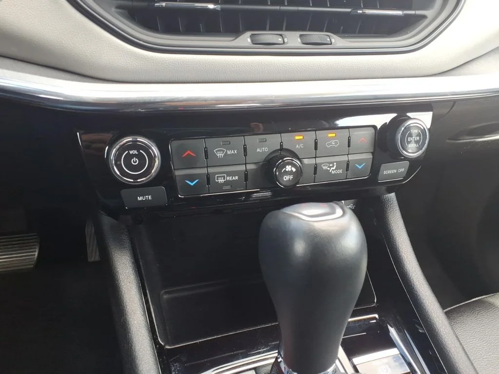 Used 2024 White/off-white Jeep Limited image 20