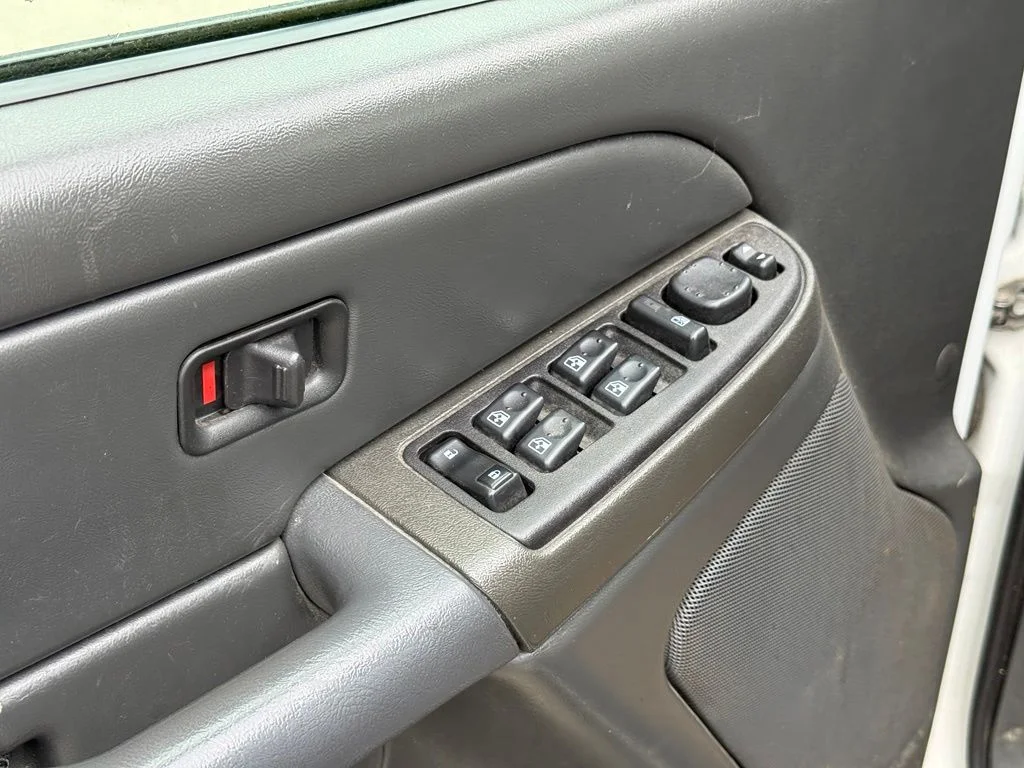 Used 2006 White Chevrolet LT image 12