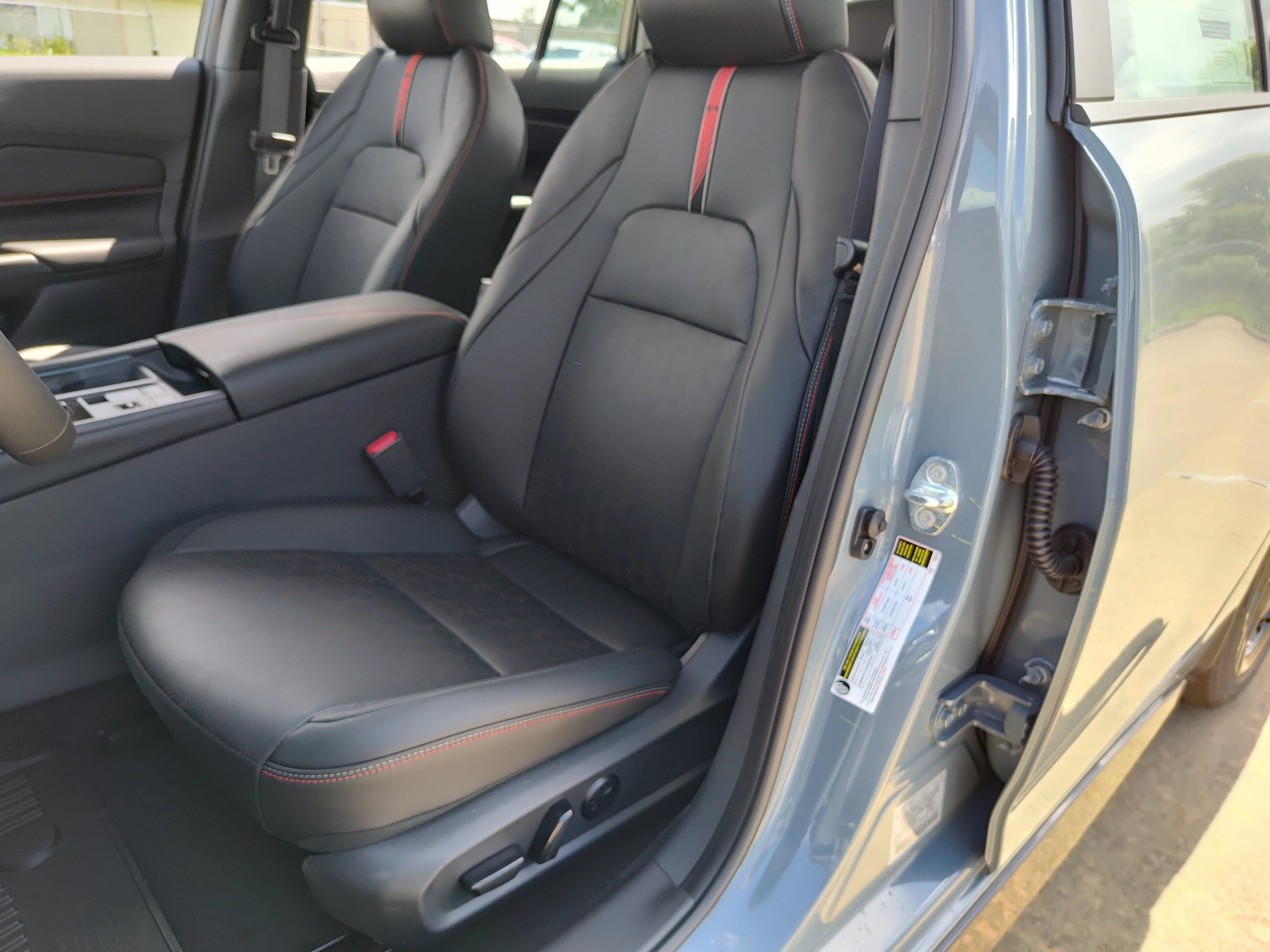 New 2026 Atlantic Gray Metallic / Super Black Two-tone Nissan SR image 7