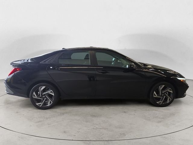 Used 2025 Black Hyundai SEL Sport image 6