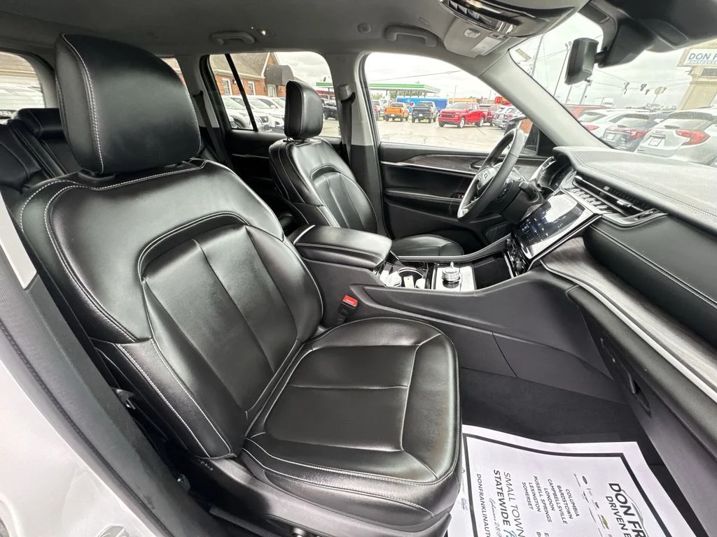 Used 2023 White/off-white Jeep Limited image 24