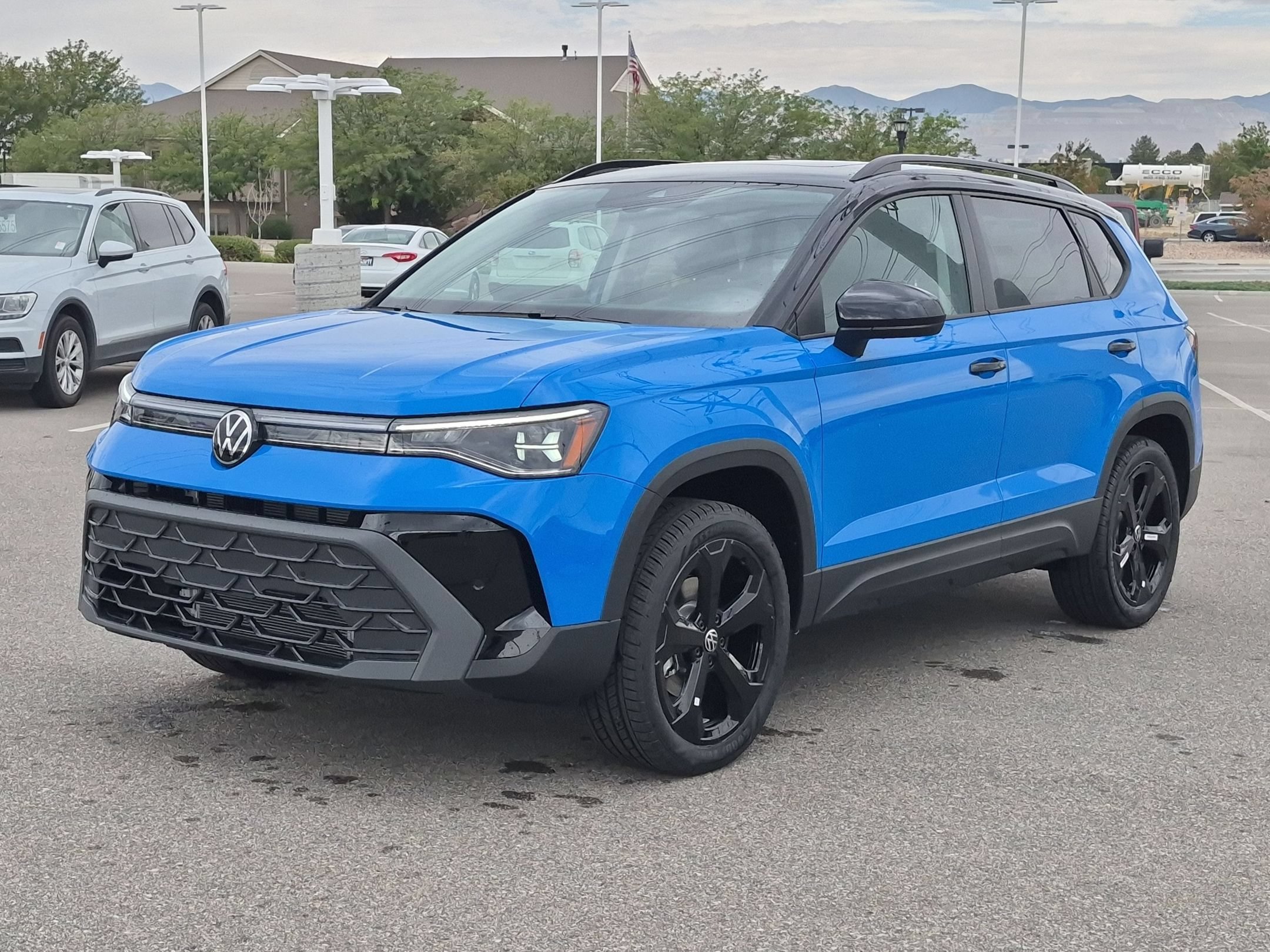 New 2026 Cornflower Blue w/Deep Black Roof Volkswagen SE Black image 8