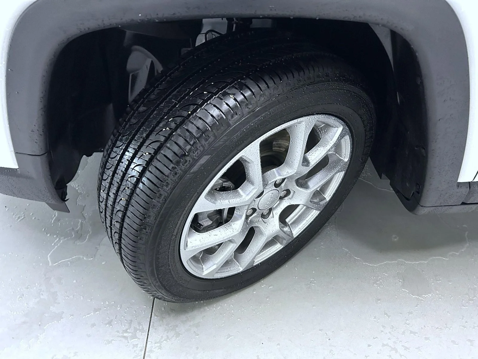 Used 2024 White Jeep Latitude Lux image 23