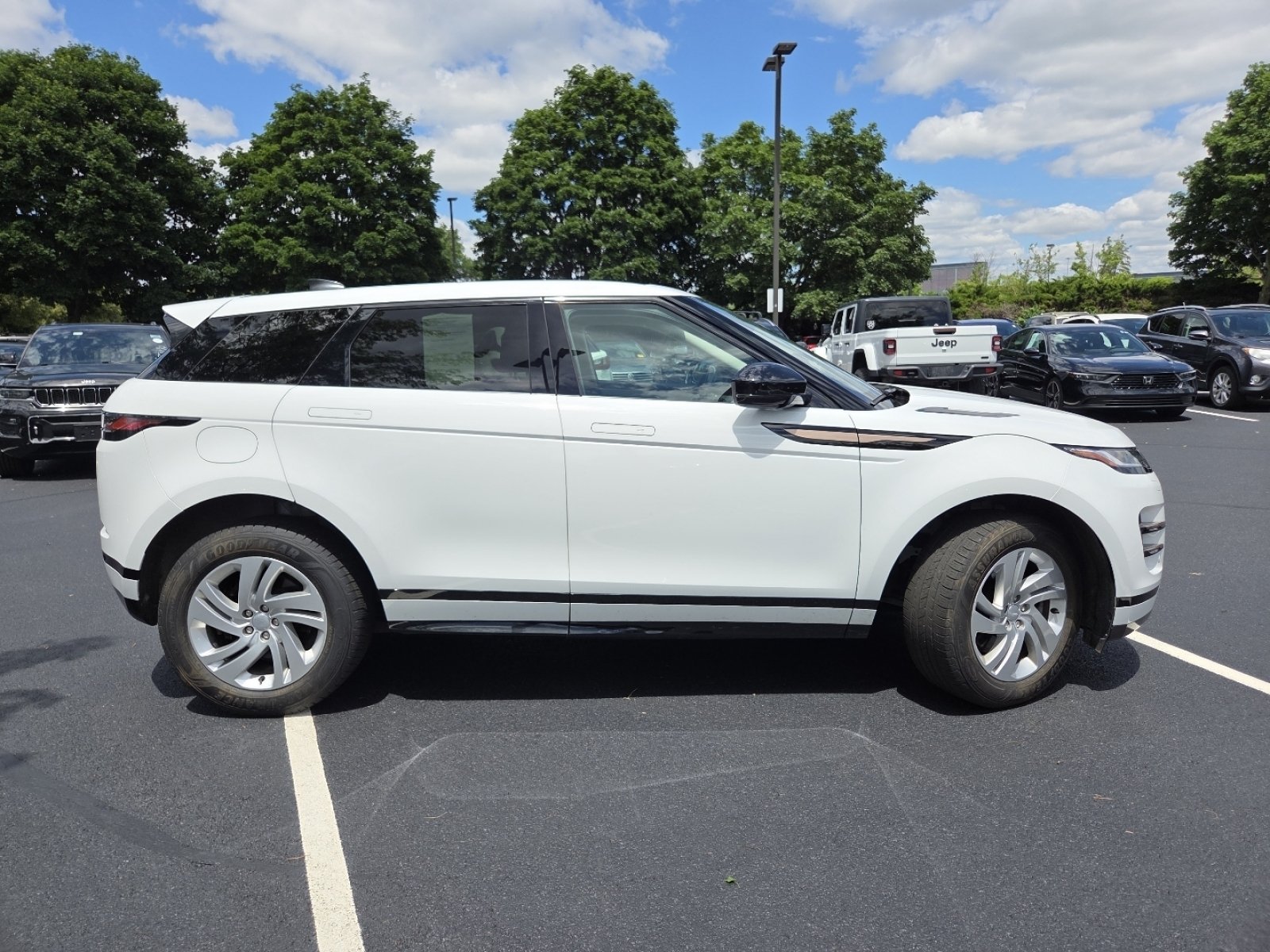 Used 2023 Fuji White Land Rover Dynamic image 24