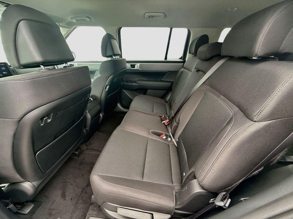 New 2027 Shimmering Silver Hyundai SE FWD image 17