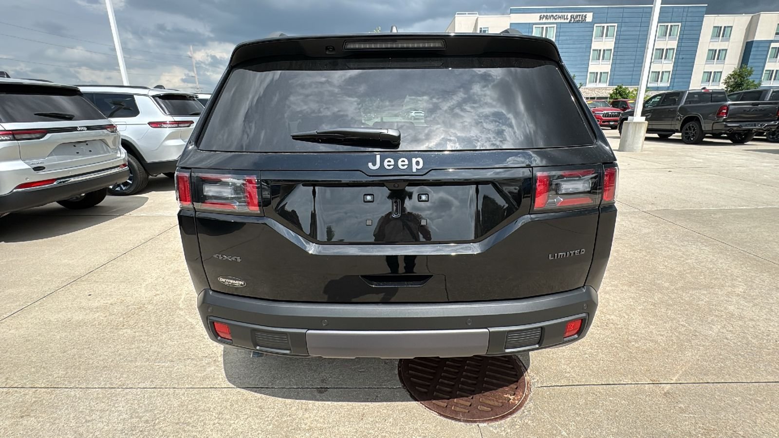 New 2026 Diamond Black Crystal Pearl-Coat Exterior Paint Jeep Limited image 13