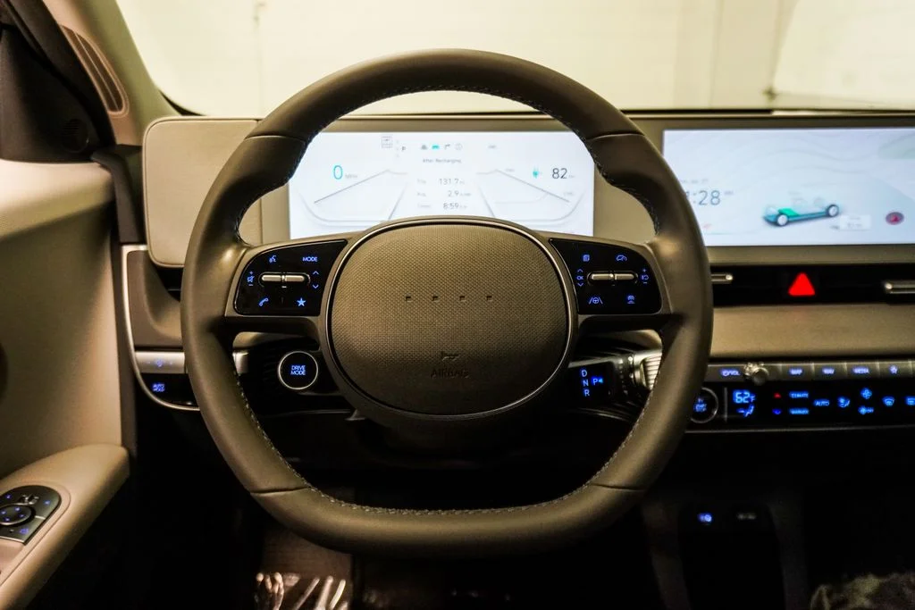 Used 2023 Black Hyundai SE image 13