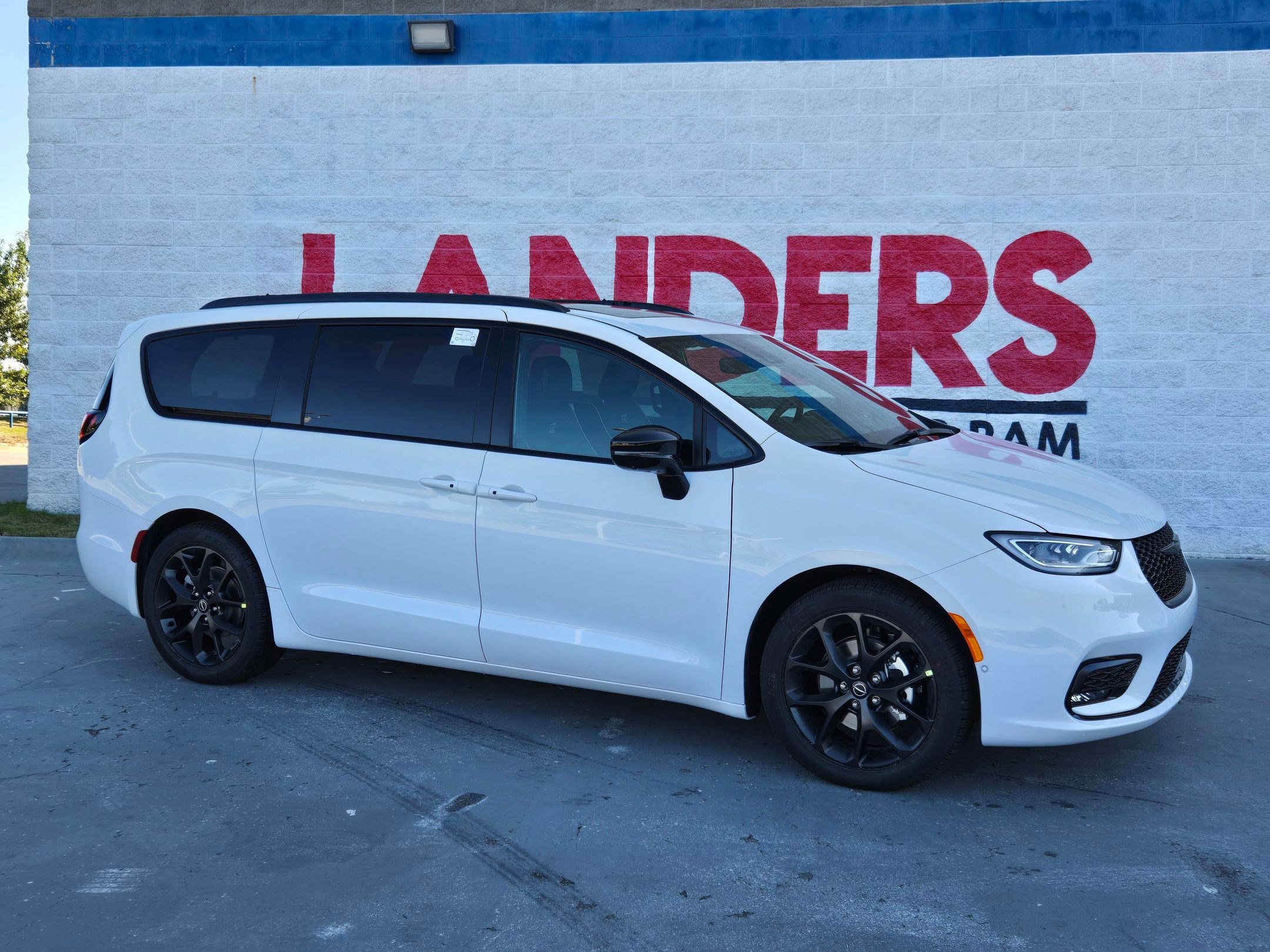 2026 Chrysler Pacifica Limited's photo
