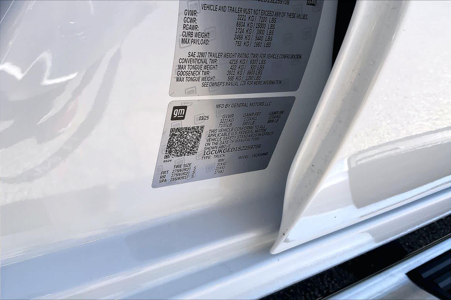 Used 2025 Summit White Chevrolet LTZ image 34