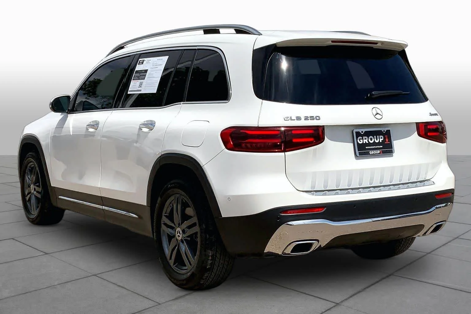 Used 2025 Polar White Mercedes-Benz GLB 250 image 12