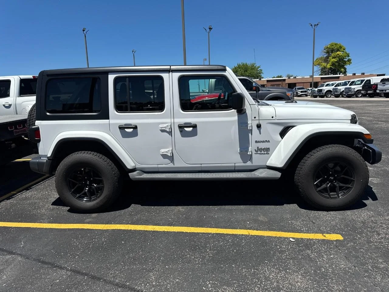 Used 2019 Bright White Clearcoat Jeep Sahara 4x4 image 10