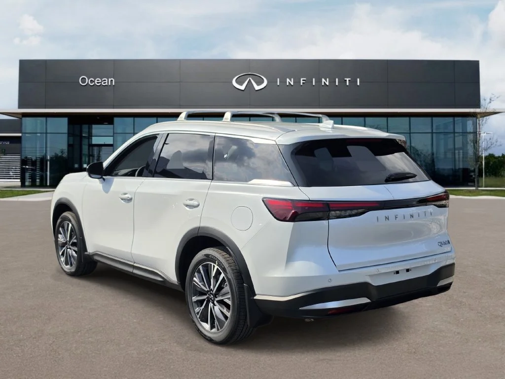 New 2027 RADIANT WHITE INFINITI Luxe AWD image 4