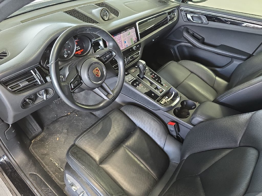 Used 2023  Porsche Base image 4