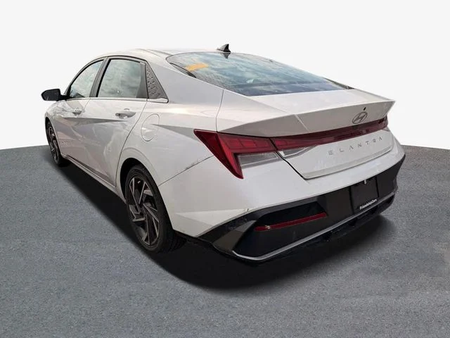 Used 2024 White Hyundai SEL image 4