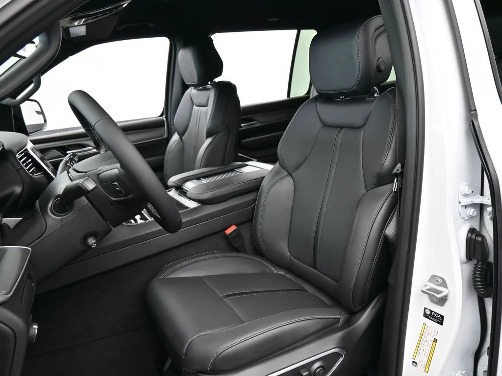 New 2026 Bright White Clear-Coat Exterior Paint Jeep Limited Altitude image 10