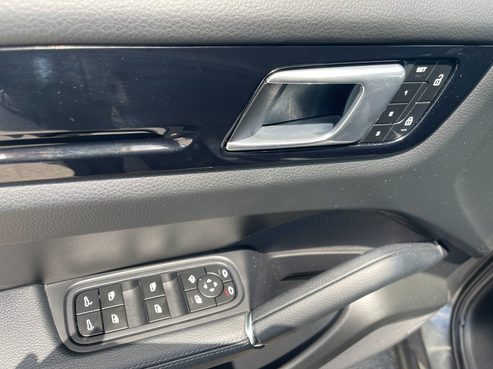 Used 2023  Porsche Base image 13