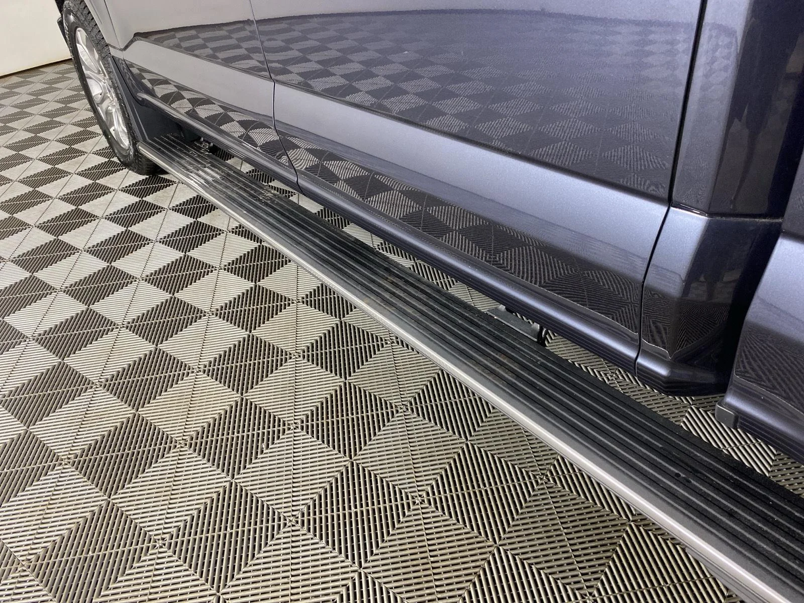 Used 2021 Smoked Quartz Metallic Tinted Clearcoat Ford Platinum image 30