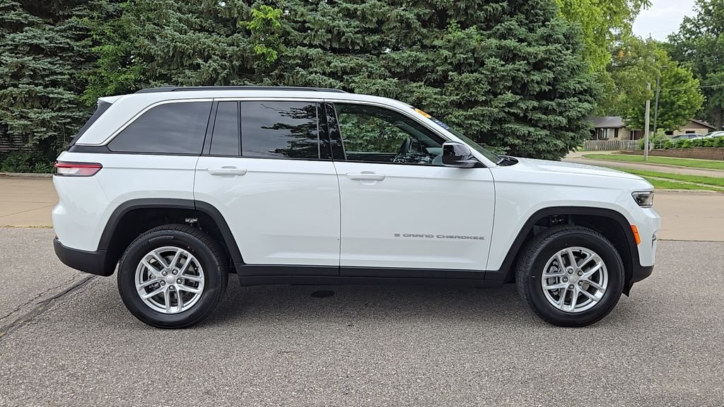 New 2026 Bright White Clear-Coat Exterior Paint Jeep Laredo X image 43