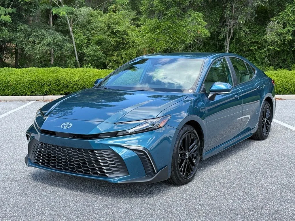 2026 Toyota Camry SE Hybrid's photo