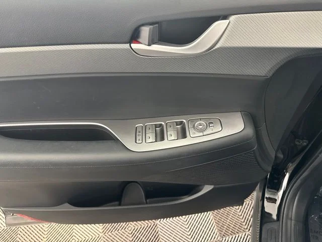Used 2025 Black Hyundai SE image 19