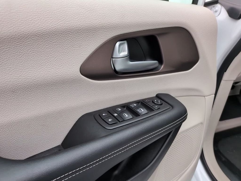 Used 2021 White Chrysler LXI image 14