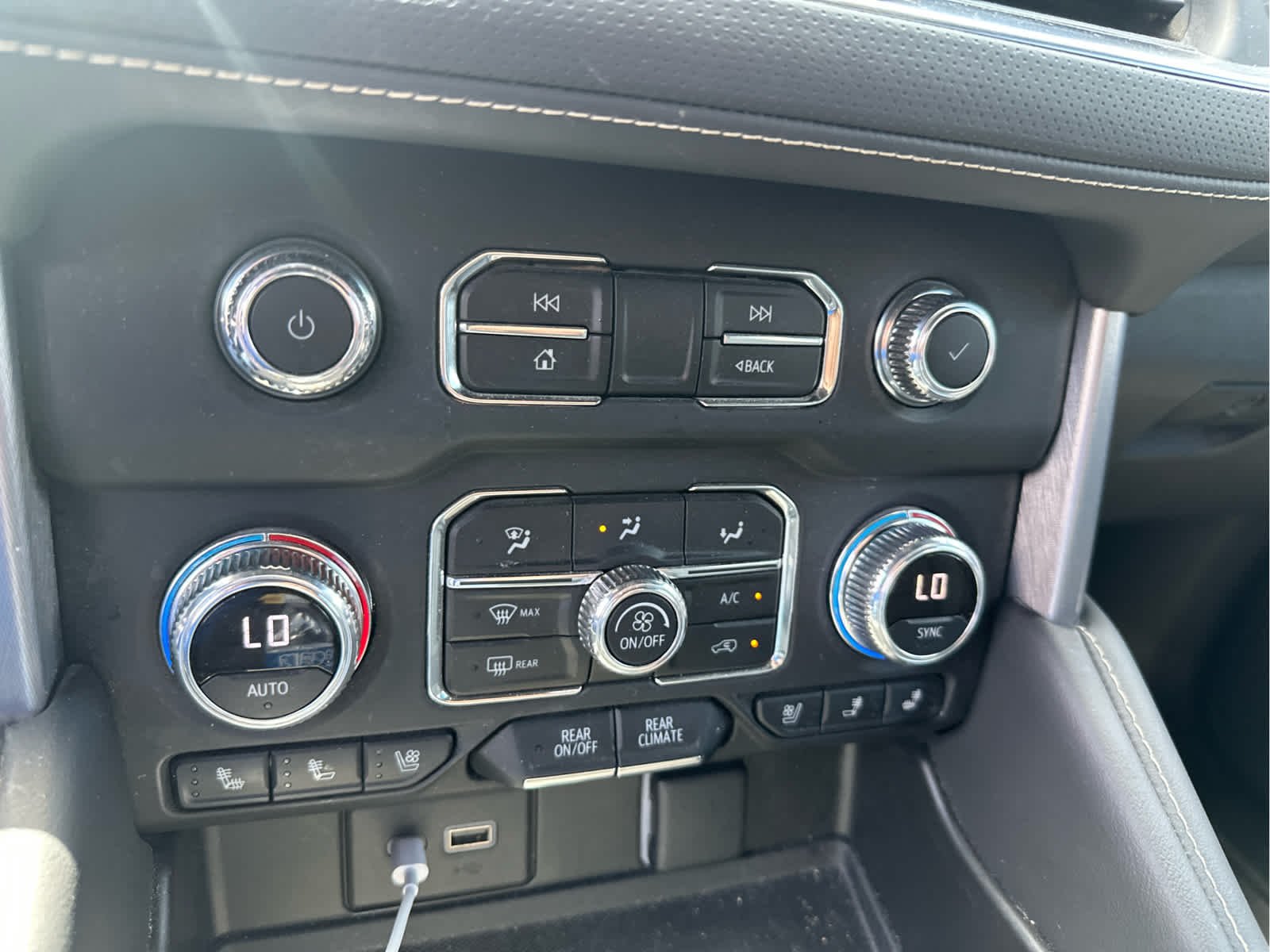 Used 2022 White Frost Tricoat GMC SLT image 25
