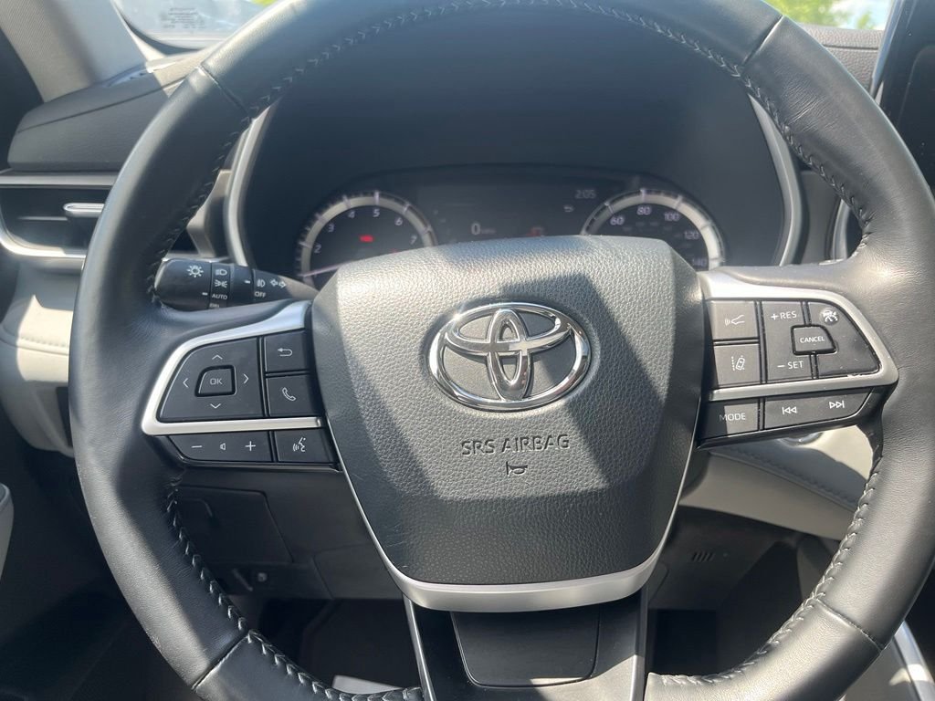 Used 2023 Silver Toyota XLE image 19