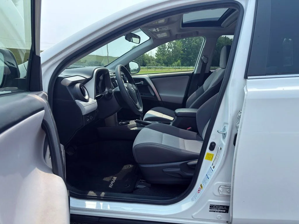 Used 2014 White Toyota XLE image 18