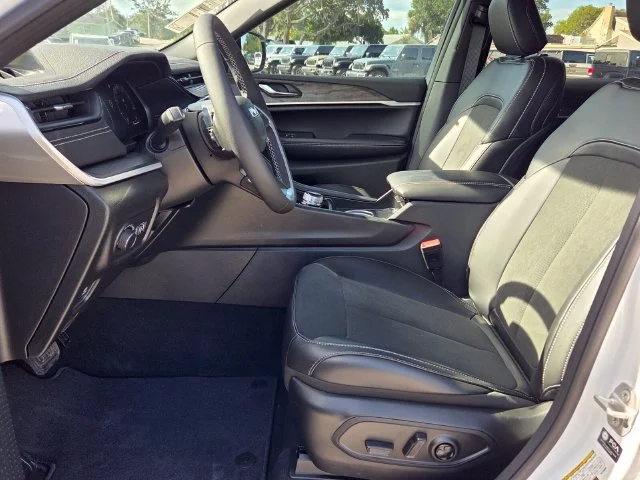 New 2027 Bright White Clear-Coat Paint Jeep Laredo Altitude image 11