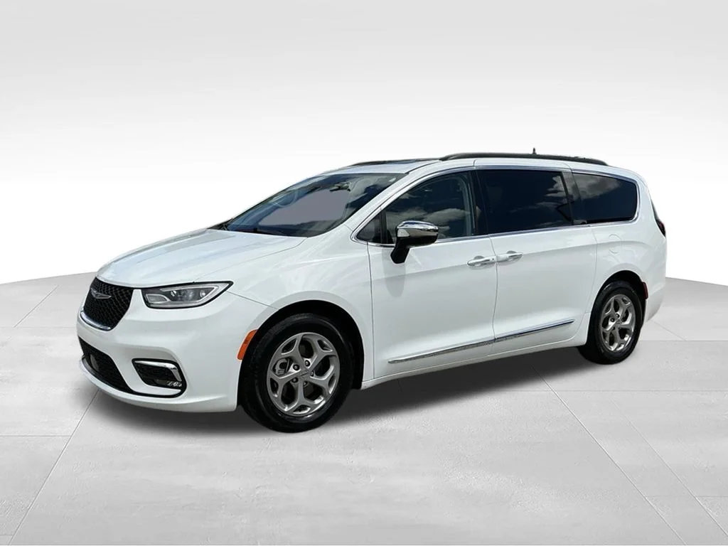 Used 2023 White Chrysler Limited image 2