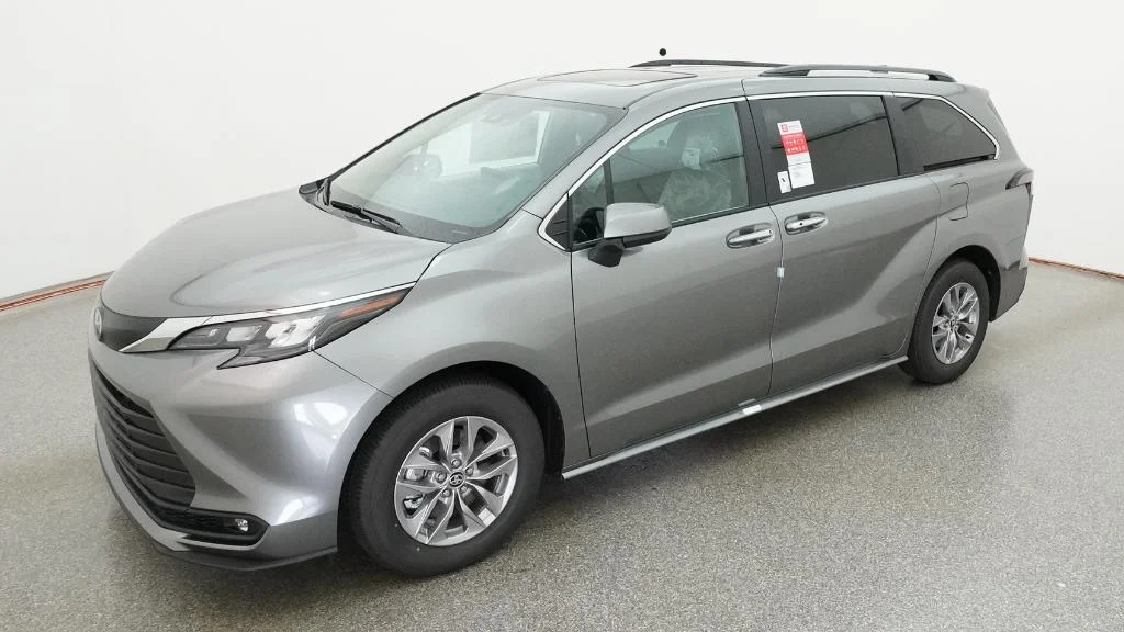 2026 Toyota Sienna XLE 8-Passenger Hybrid FWD's photo