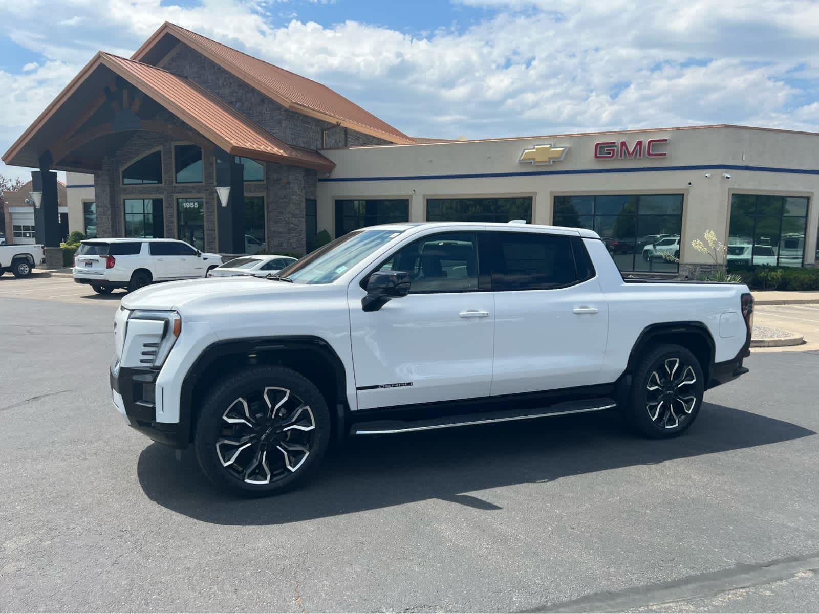 2025 GMC Sierra Denali Extended Range Crew Cab e4WD's photo