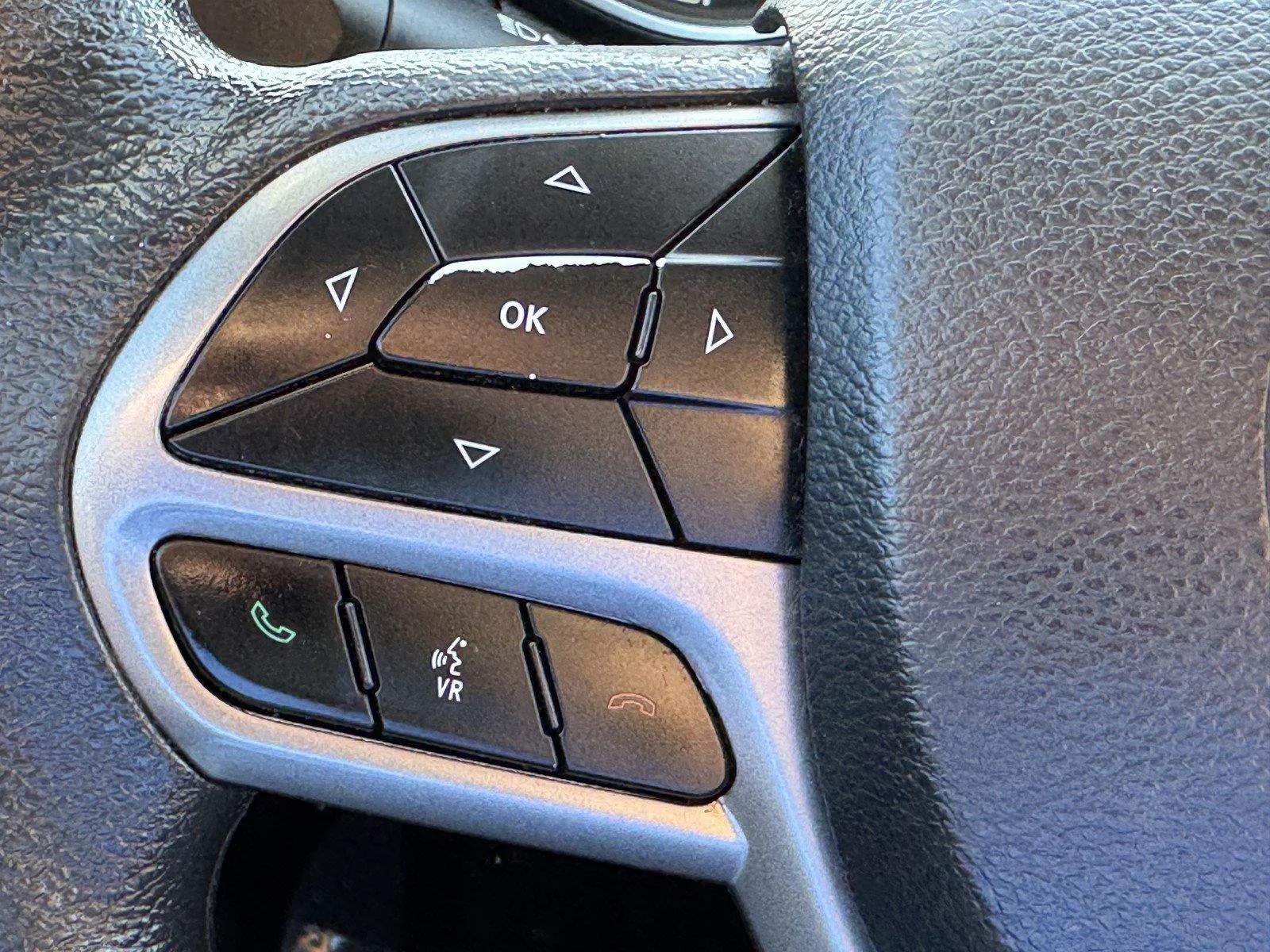 Used 2019 Diamond Black Crystal Pearlcoat Jeep Latitude image 20