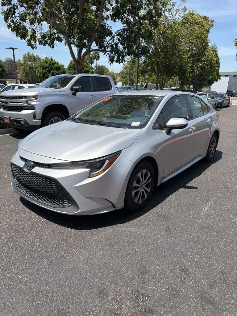 Used 2022 Silver Toyota LE image 7