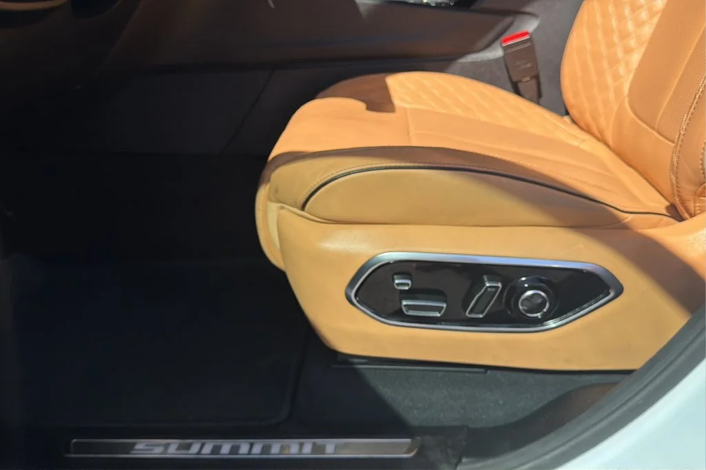 Used 2025  Jeep Summit image 19