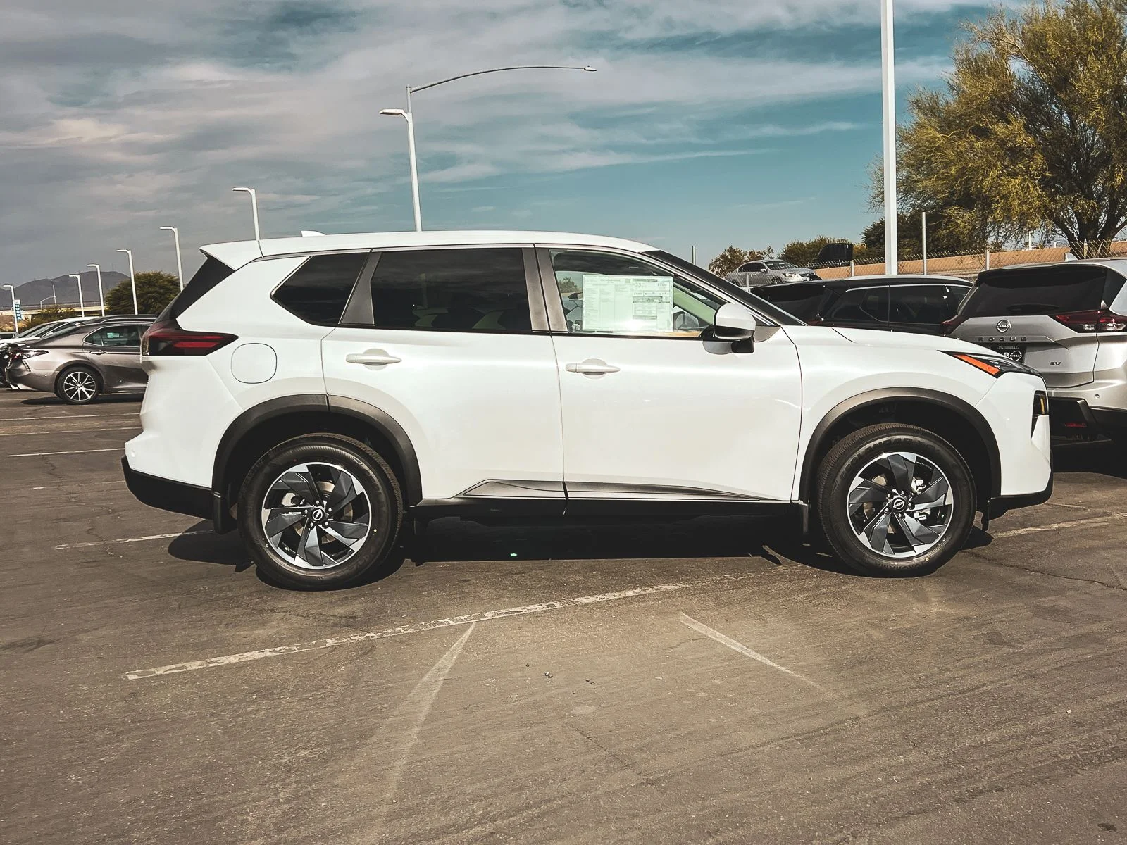 2026 Nissan Rogue Dark Armor - Photo 9