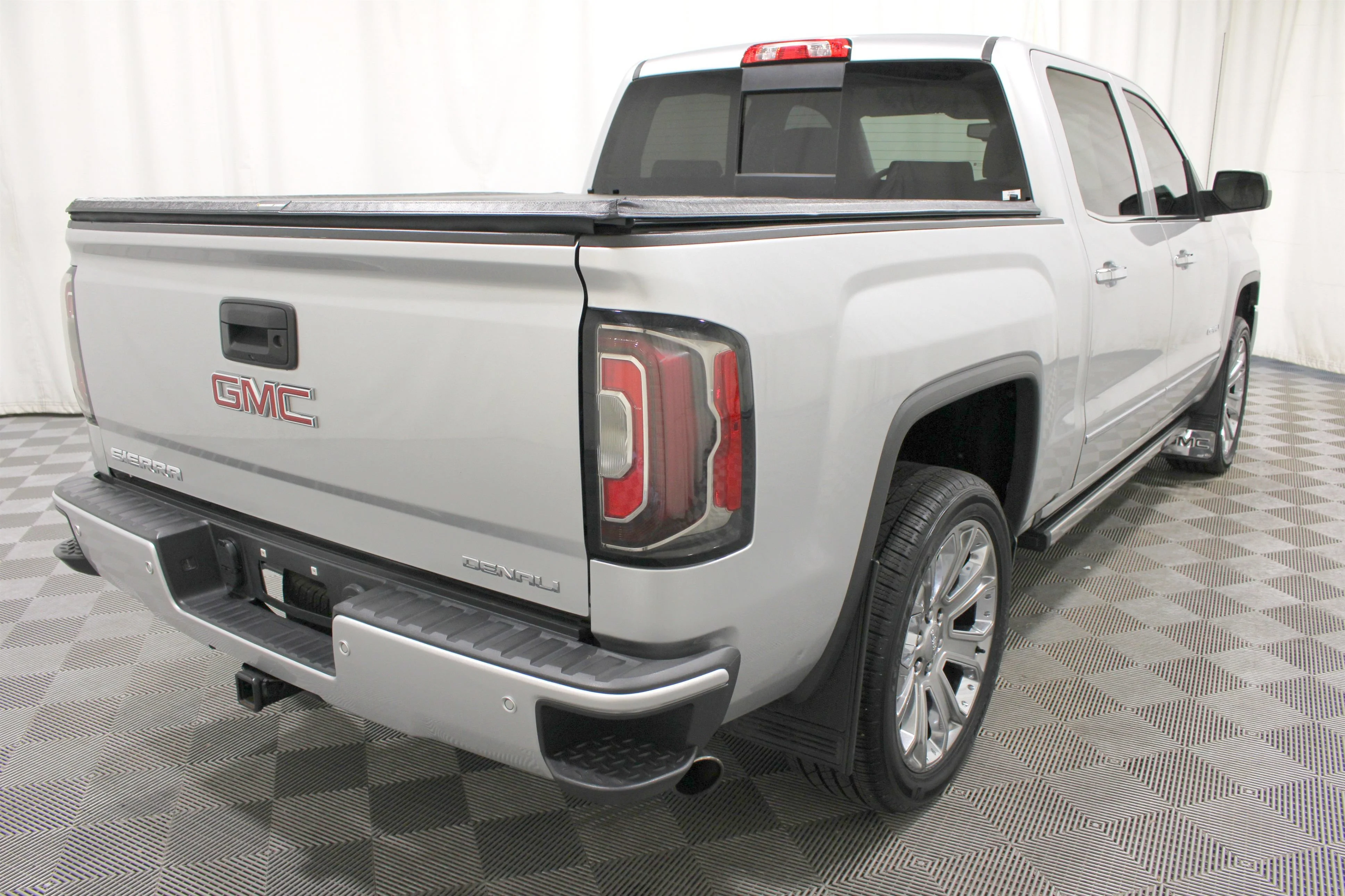 Used 2018 Quicksilver Metallic GMC Denali image 29