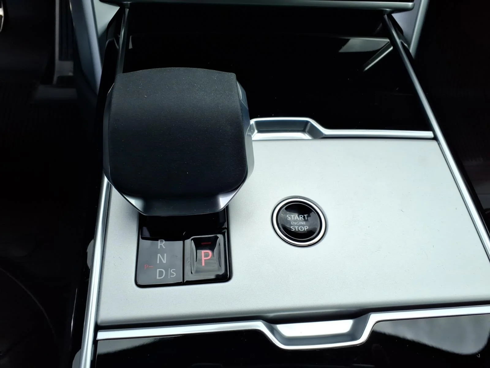 New 2026 Carpathian Grey Land Rover SE LWB image 13