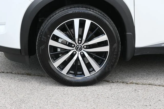 Used 2025 White Nissan Platinum image 15