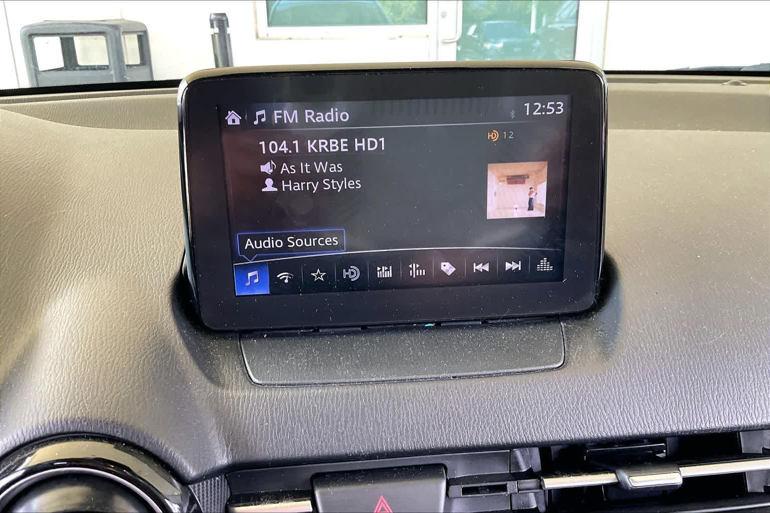 Used 2019 Icicle Toyota LE image 31