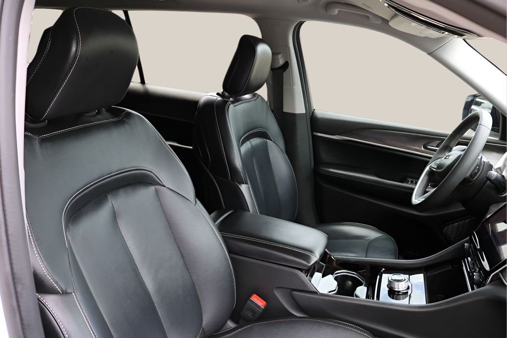 Used 2023 White Jeep Limited image 21