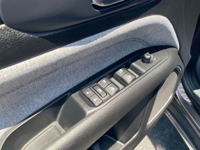 Used 2022 Granite Crystal Clearcoat Metallic Jeep Latitude image 11