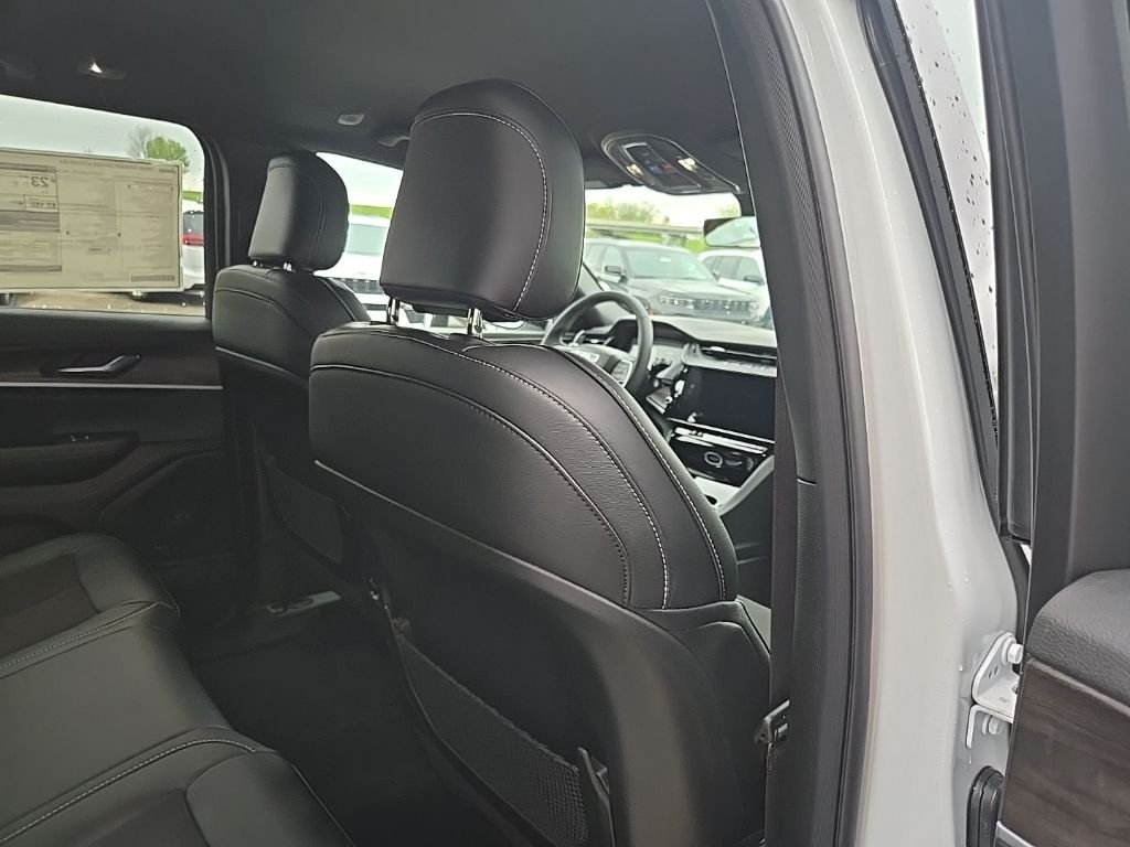 New 2026 Bright White Clear-Coat Exterior Paint Jeep Altitude image 82