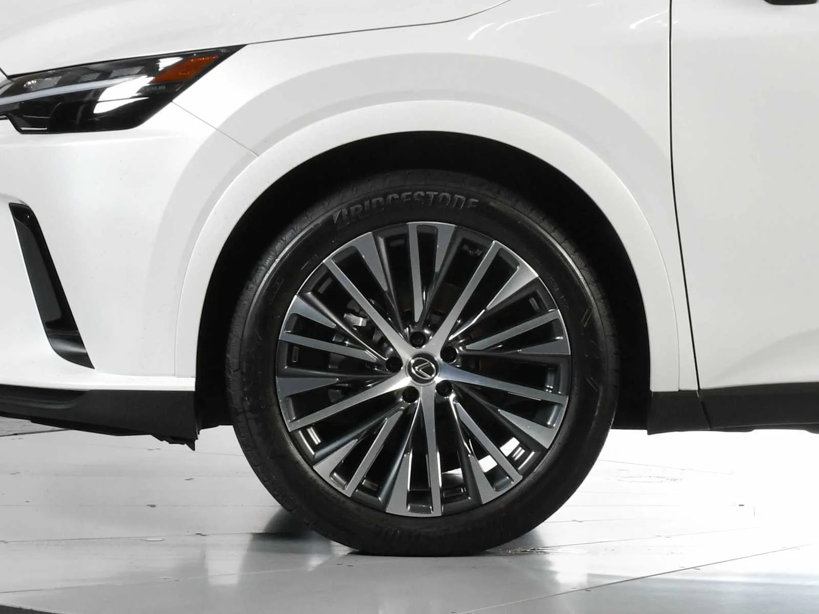 Used 2025 Eminent White Pearl Lexus Premium Plus image 12