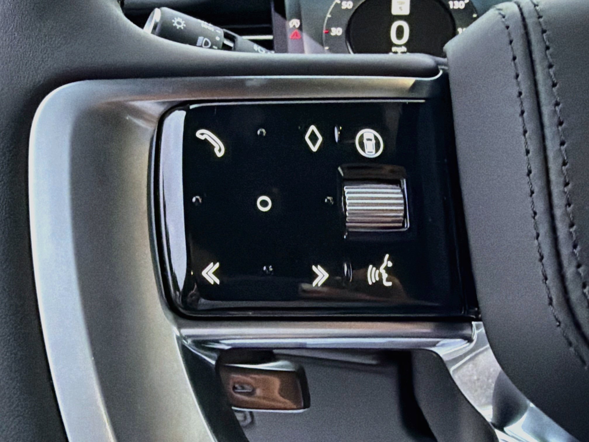 New 2027 Fuji White LAND ROVER  image 37