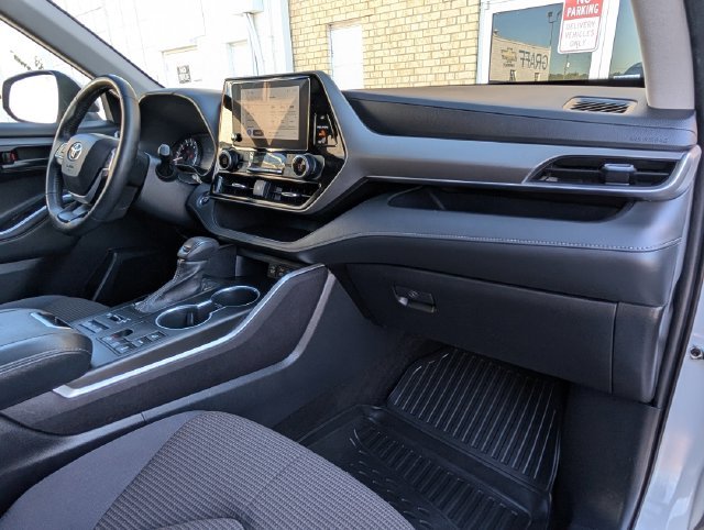 Used 2023 Off-white Toyota LE image 26